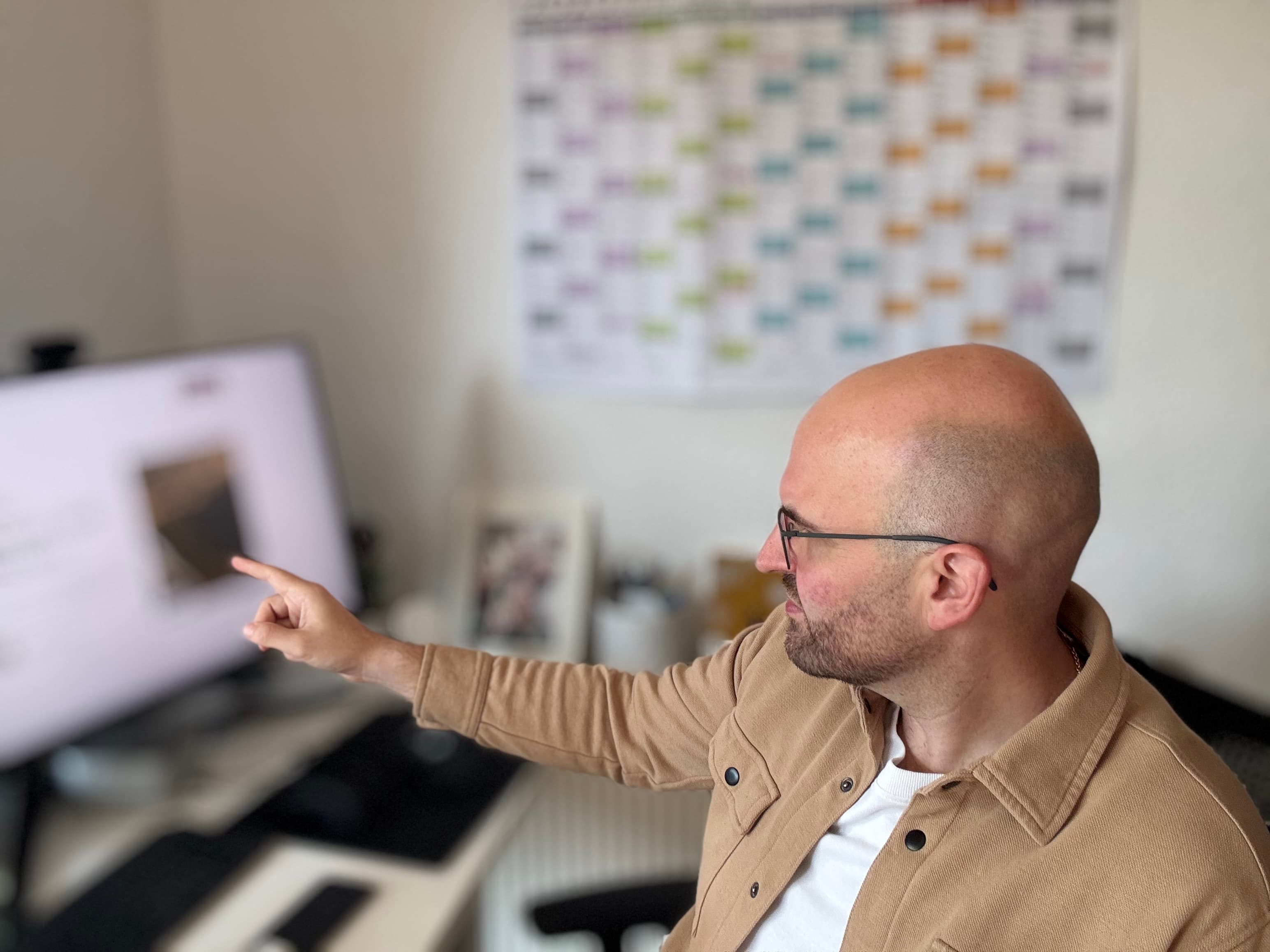 Arbeitssituations-Foto von Dominik Frank am Rechner